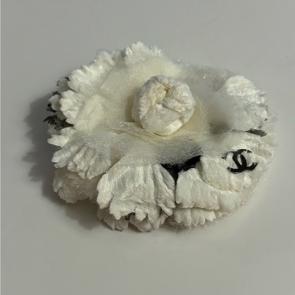 Authentic. CHANEL Broocb - Picture 11 of 13